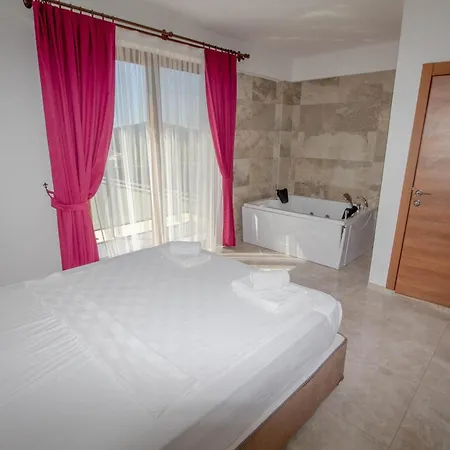 Nisa Villa, Oezel Havuzlu,